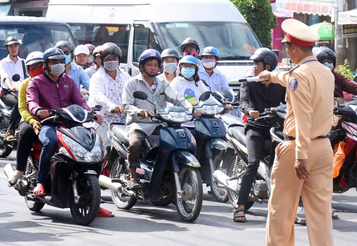 1. Cảnh sát giao thông (CSGT) có quyền dừng xe người tham gia giao thông để kiểm soát không?