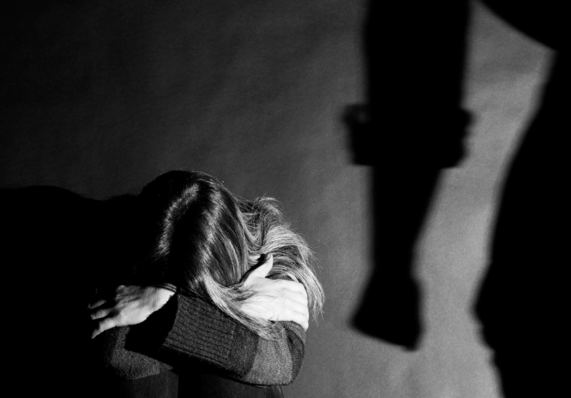Khi bị chồng đánh, phụ nữ nên làm gì?