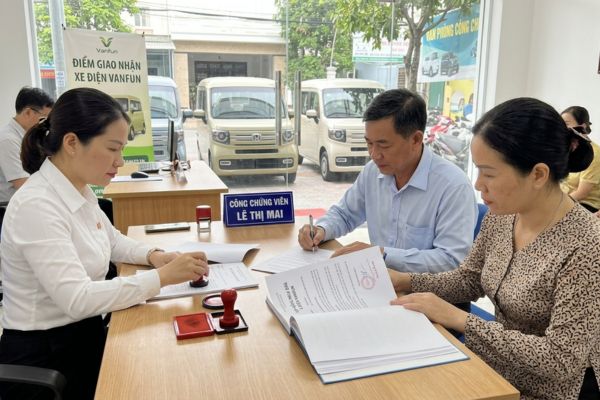 Công chứng hợp đồng mua bán xe điện Vanfun