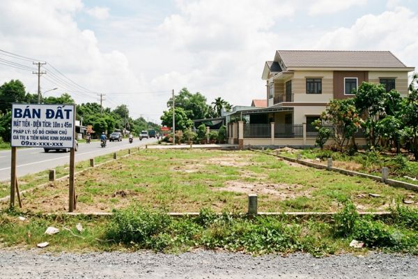 Bán đất mặt tiền: Pháp lý, giá trị và tiềm năng kinh doanh