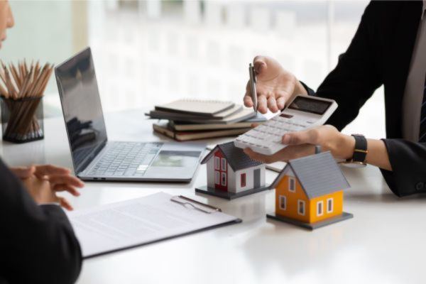 Chi phí công chứng hợp đồng tặng cho nhà đất được tính dựa trên giá trị nào?
