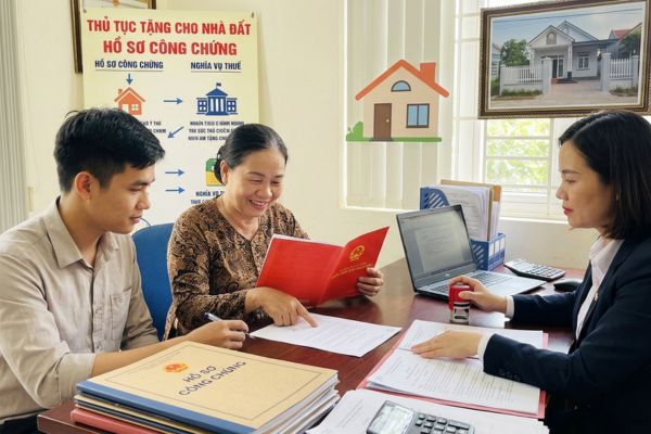 Cho tặng nhà đất giữa dì ruột và cháu ruột: Hồ sơ công chứng và nghĩa vụ thuế