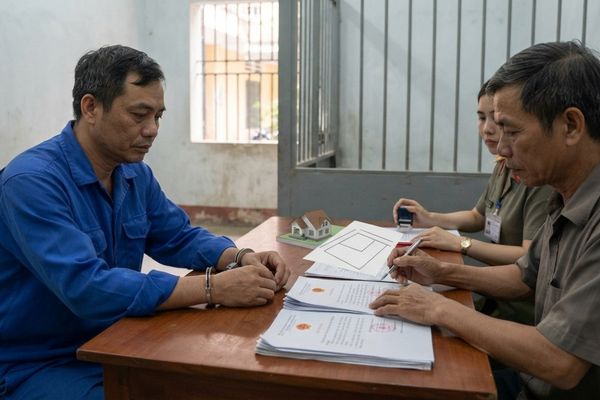 Cho tặng nhà đất khi một trong các bên đang bị tạm giam để điều tra vụ án hình sự
