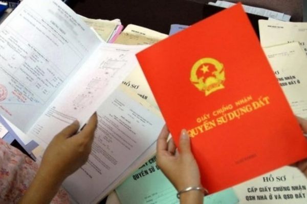 Hợp đồng tặng cho nhà đất có bắt buộc phải niêm yết tại UBND xã phường không?