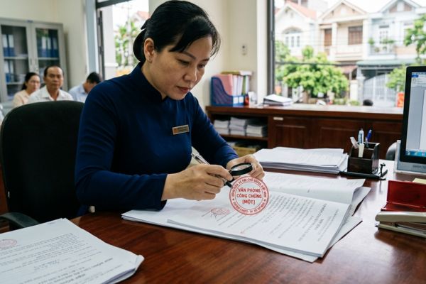 Kiểm tra con dấu của Văn phòng công chứng trên hồ sơ sang tên đất