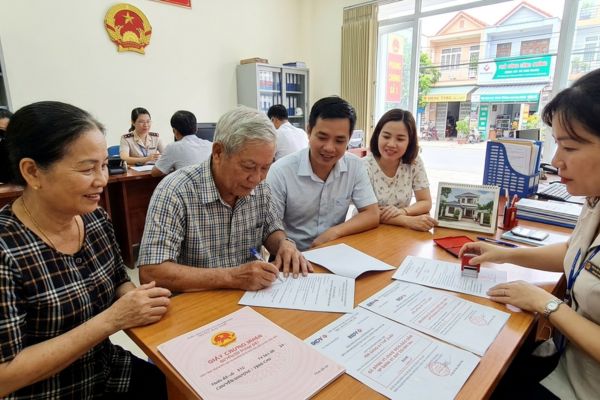 Tặng cho quyền sử dụng đất đồng thời xóa đăng ký thế chấp cũ tại ngân hàng