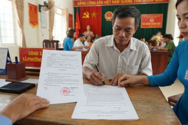 Chứng thực chữ ký trên bản cam kết tự nguyện trả lại diện tích đất lấn chiếm