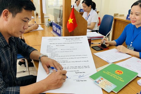 Chứng thực chữ ký trên đơn xin cấp lại Giấy chứng nhận quyền sử dụng đất