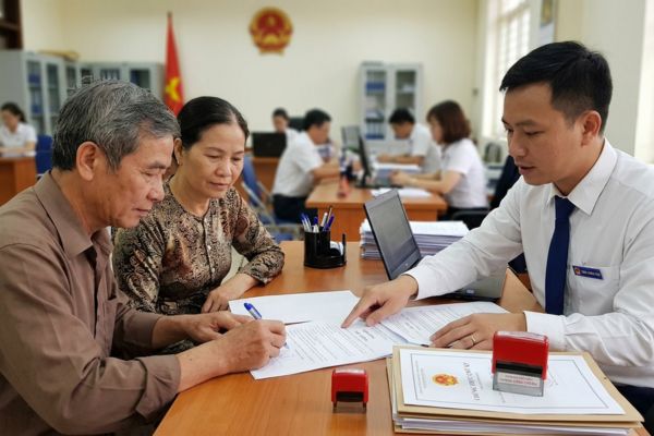 Công chứng viên có được chứng thực chữ ký cho người thân trong gia đình?