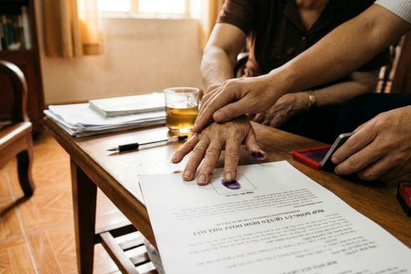 Hợp đồng ủy quyền định đoạt nhà đất do người bị tai biến nặng lăn tay điểm chỉ